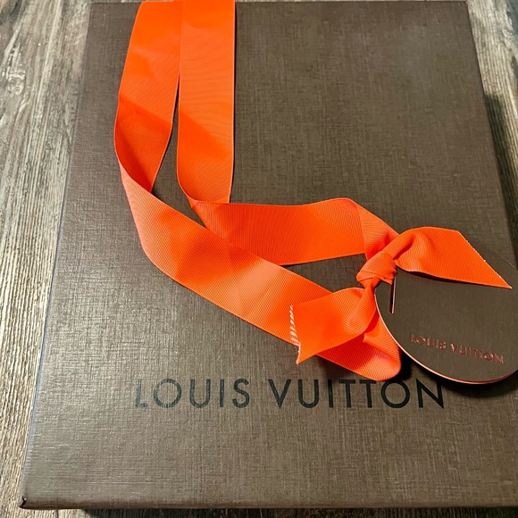 Authentic Louis Vuitton Women's Monogram Vernis Montaigne MM Leather Satchel - Picture 5 of 6